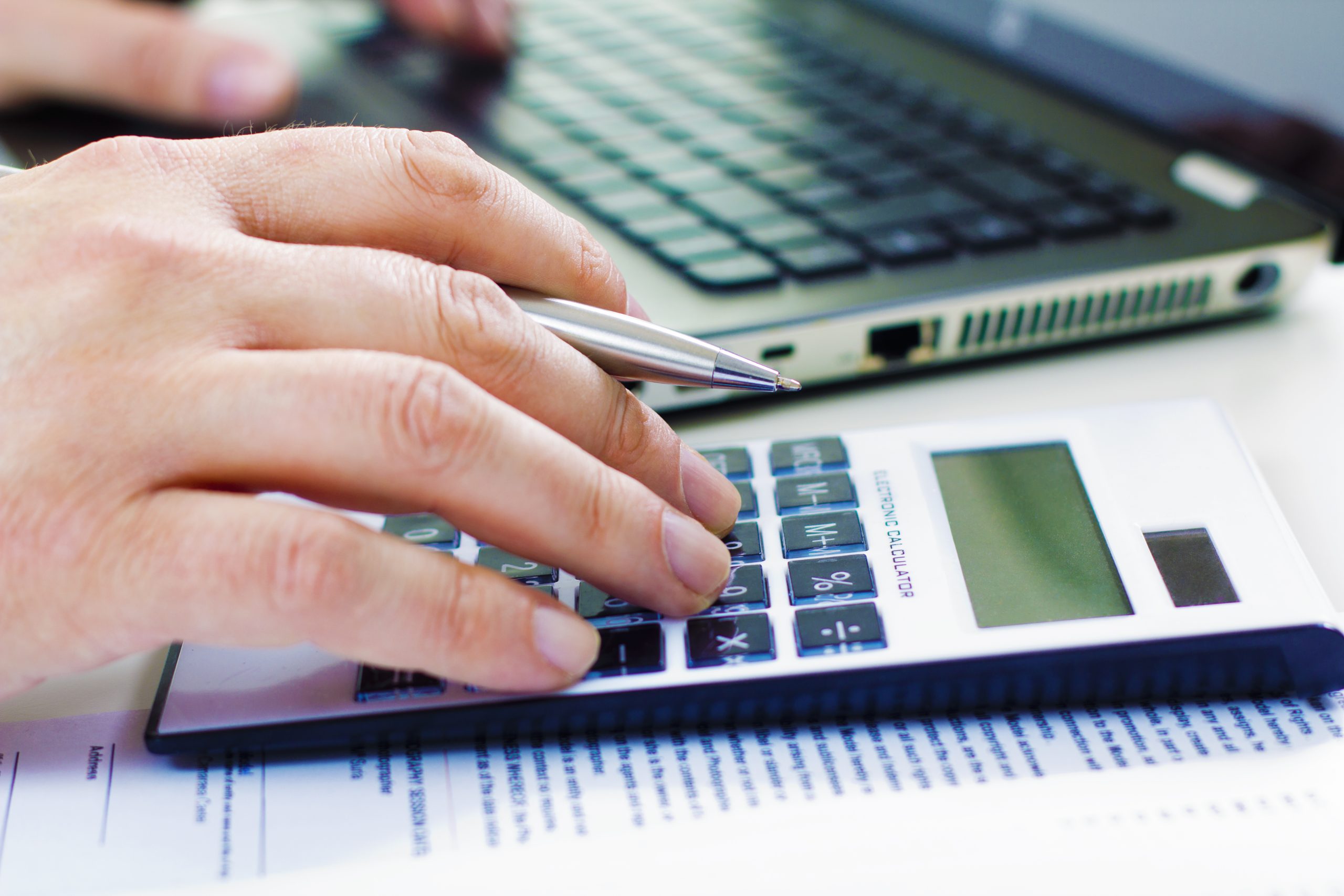 Peste 180 de modificări fiscale, printre care impozit minim la plătitorii de impozit pe profit, taxe noi pe proprietăţi şi maşini scumpe sau creşteri de TVA